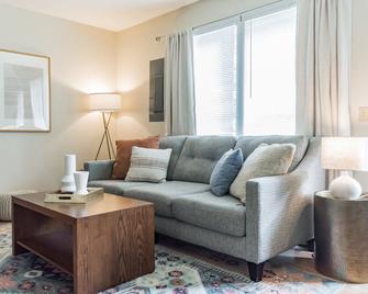 Steps from the Ski Slopes! Mountain Getaway @ the Peak - Cortland - Living room