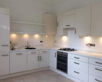 Ferienwohnung in einer Villa mit herrlichem Garten und Katze - Sydenham - Kitchen