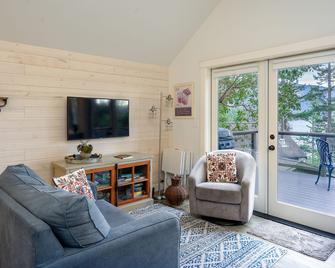 Waterview,impeccable Studio Cottage, Walk To Town - Eastsound - Living room