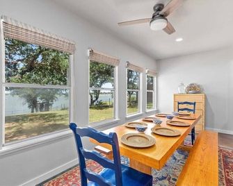 Sleeps 10 on deep water at Hubbard Creek Lake with 2 story dock & MIL quarters - Breckenridge - Comedor