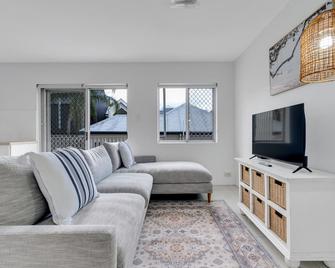Bright Inner-City 1-Bed, 10 Minutes From Cbd - Brisbane - Living room