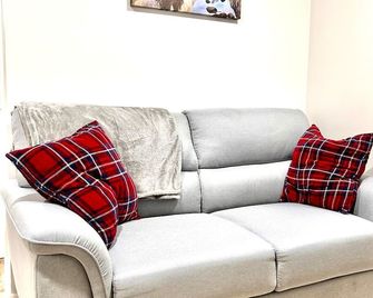Two Bedroom Basement Suite With Private Entrance & Free Parking - Winnipeg - Living room