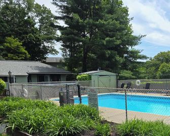 Adirondack Sunrise Motel and Cabins - Lake George - Pool