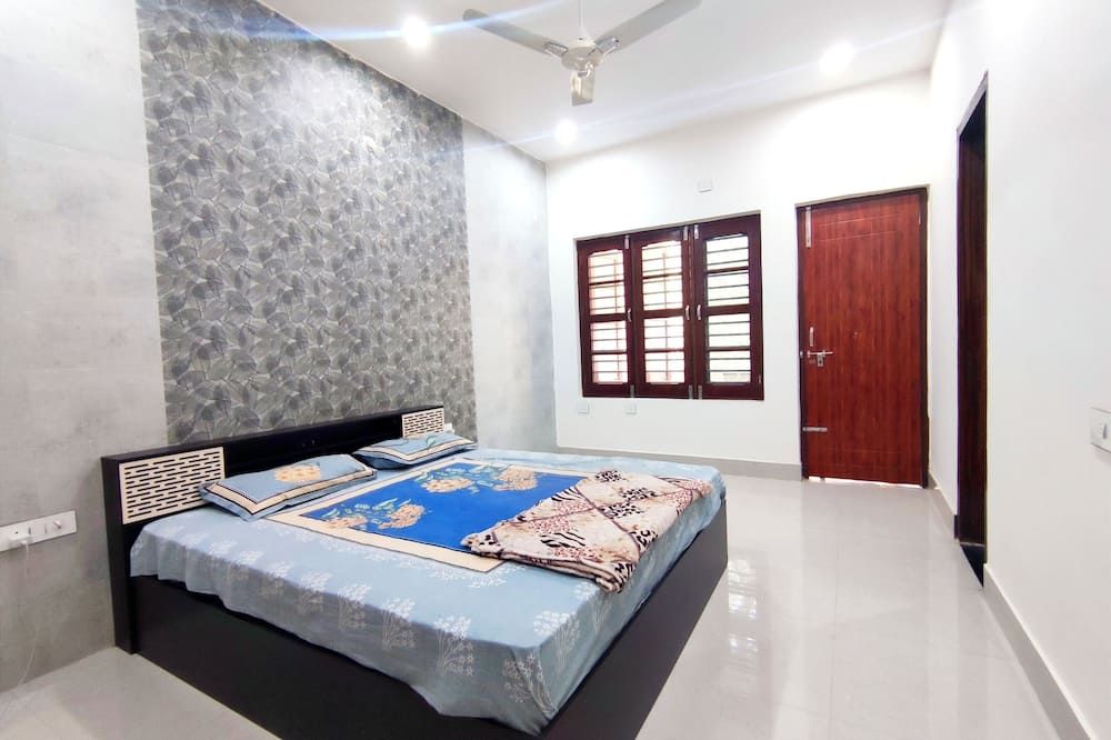 Into The Himalayas Homestay - Rishikesh - Bedroom