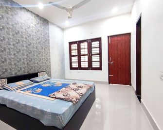 Into The Himalayas Homestay - Rishikesh - Bedroom