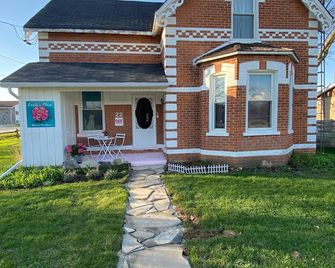 Emily's Place Bed and Breakfast - Creemore - Building