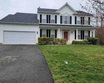 Cheerful 4 bedroom home with fireplace.\n\n - Waldorf - Building