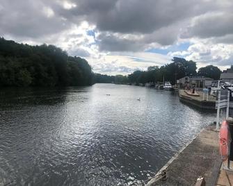 Riverside Boat Retreat on the river Thames - Windsor