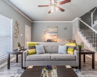 Luxury Townhome Collection Grandprairie - Grand Prairie - Living room