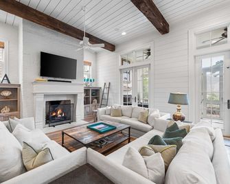 Luxurious WaterColor Retreat with Beach Club Access, Private Pool, Spa, and Captivating Views! - Santa Rosa Beach - Huiskamer