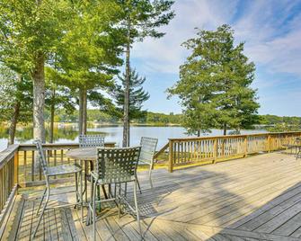 Peaceful Long Lake Cottage w/ Deck, Dock & Kayaks! - Branch - Patio
