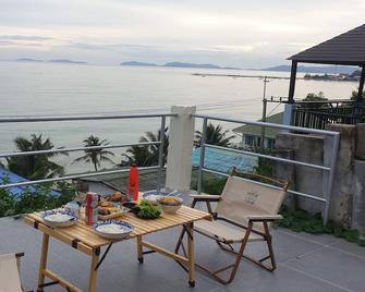 Cheerful Orange 2BR Townhouse 350m.to the beach near U-Tapao Airport - Ban Chang - Balcony