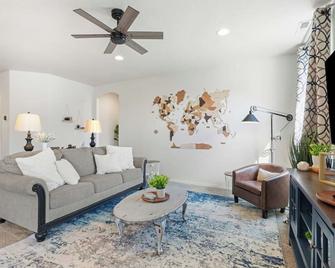 Western Explorer Home Sleeps 20! - Caldwell