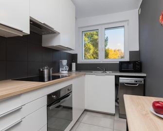Oliwa Forest Apartment with Balcony by Renters - Gdansk - Kitchen