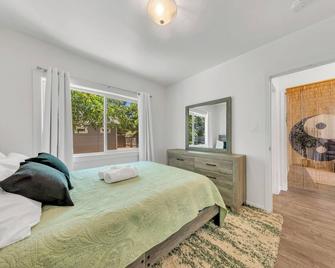 Charming 2-bedroom Unit in Duplex Nestled in A Quiet Neighborhood. - Sacramento