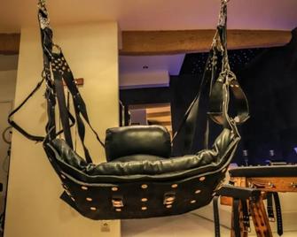 La loveroom bdsm grassoise 'La chambre des désirs' - Grasse - Équipements de la chambre