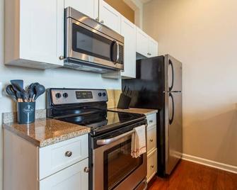 Sleeps 4! 2BR, Gym, Free Parking, Close to Major Attractions - Philadelphia - Kitchen