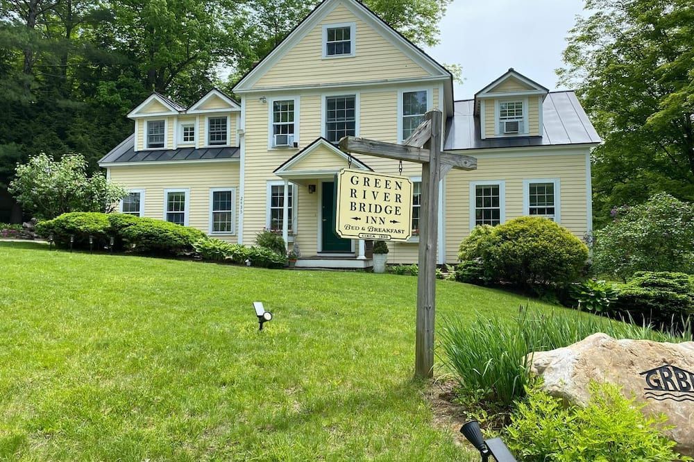 Green River Bridge Inn - Guilford - Building