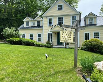 Green River Bridge Inn - Guilford - Building