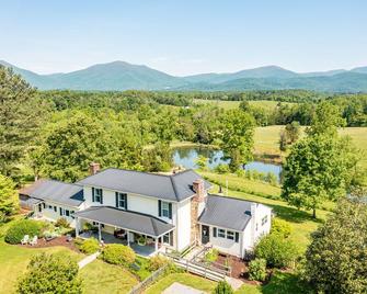 Sanctuary Suite: Tranquil Getaway w/ Mountain Views, Private Farmhouse Apartment - Bedford - Edificio