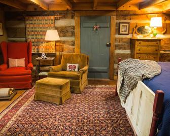 Sleep In A Bit Of History. Welcome To An 1860 Log Cabin And Idle Hour Farm. - Rogersville - Sala de estar
