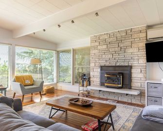 Sunny Side Island Retreat by AvantStay Backyard - Freeland - Living room