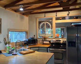 Lake Pokegama recreational cabin with private sandy beach and diving platform. - Grand Rapids - Kitchen