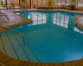 Garner Hotel Wadsworth by IHG - Wadsworth - Piscina