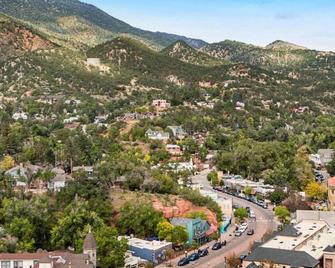 The Owl's Nest @ Manitou: Mtn Views on Main Street - Manitou Springs - Building