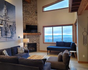 Steps to the Bullet Chair and the Village! Best Location & Private HOT TUB! - Big White - Sala de estar