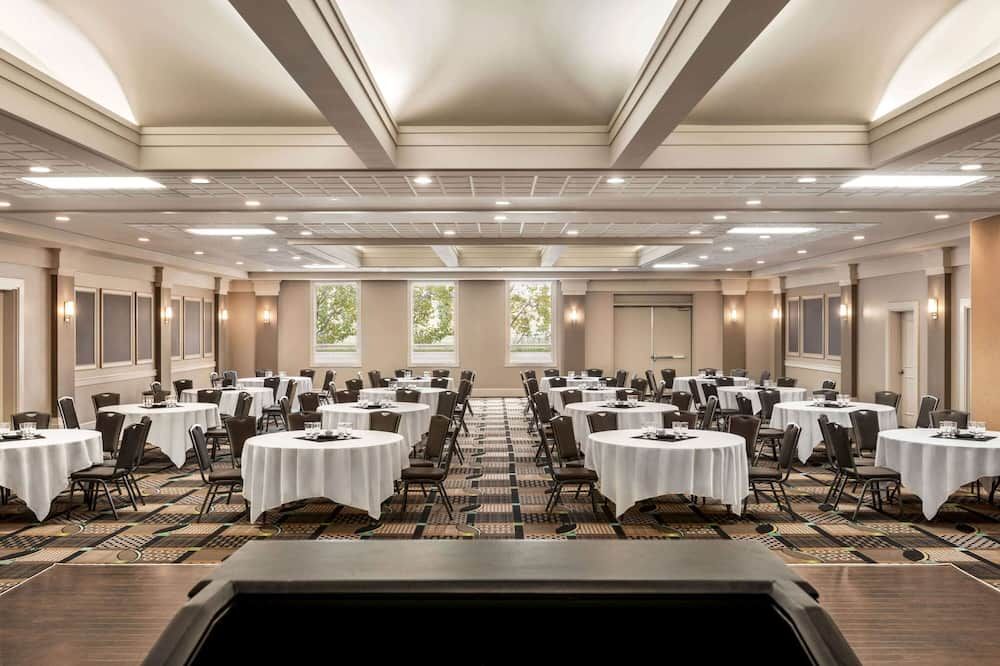 Grand Hotel & Conference Centre Calgary Airport, an Ascend Collection Hotel thumbnail 3