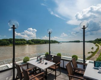 Rheinterrassen Hotel Café Restaurant - Bornheim - Balcón