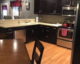 Classic, updated house with porch & backyard - Newark - Kitchen