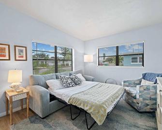 Downtown Cottage - Walk to the Beach & Restaurants - Cocoa Beach - Living room