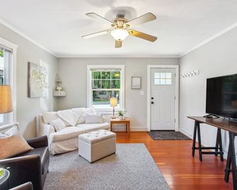 Charming Eugene Retreat Private Hot Tub and Yard! - Eugene - Living room