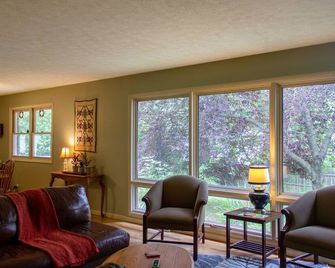 Huge Manor w Indoor Hot Tub and Pool Table - Bloomington - Living room