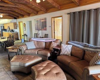 Charming 3-bedroom house a short walk to Historic Downtown Seligman with AC - Seligman - Living room