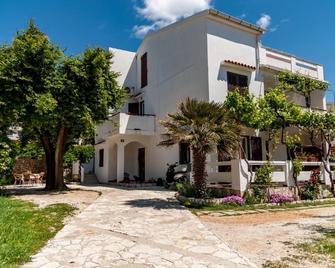 Apartments Nenad & Marija - Pag - Building