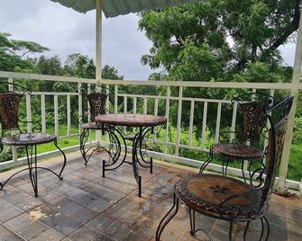 OYO Home Bhogwal Farmhouse & Party Zone - Karjat - Balcony