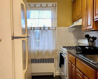 Private, Tranquil, second floor, 2 bedroom apartment - Philadelphia - Kitchen