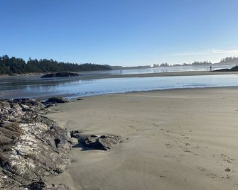 60 Steps to world renowned Chesterman Beach Super Clean Great Location! - Tofino - Beach