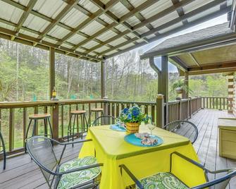Smoky Mountain Cozy Cove Cabin Deck and Fire Pit! - Cosby - Balcony