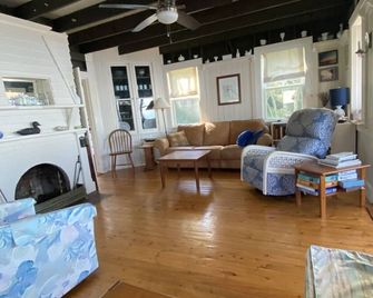Summer Cottage on Ipswich Bay - Gloucester - Living room