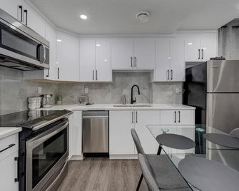 Luxury newly built basement suite with separate entrance close to all amenities - Saint Albert - Kitchen