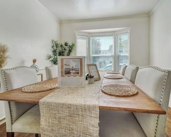 Cozy Boho Home-Block from Sea - Long Beach - Spisestue