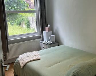 Vvs Homestay - London - Bedroom