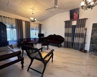 3-bedroom house in beautiful Kalutara with AC, WiFi. Relax and unwind - Kalutara - Living room