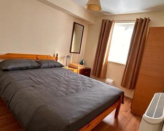 specious 1 Bed Apartment with parking & free wifi 5 minute Goodmayes station - Grays - Bedroom