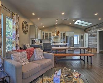 Sierra Sunset Inn - 3 Miles to Placerville! - Placerville - Salon