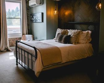 Queen Guest Room at The Jacksonville Inn - Jacksonville